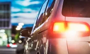 Xe phía trước hỏng đèn phanh gây va chạm, tôi có phải đền?