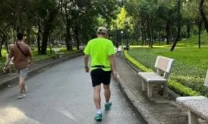 Đi bộ buổi sáng giúp giảm huyết áp cao