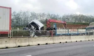 Xe tải tông đuôi xe đầu kéo, hai người tử vong